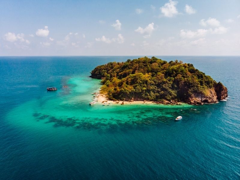 7 ilhas brasileiras para visitar e relaxar